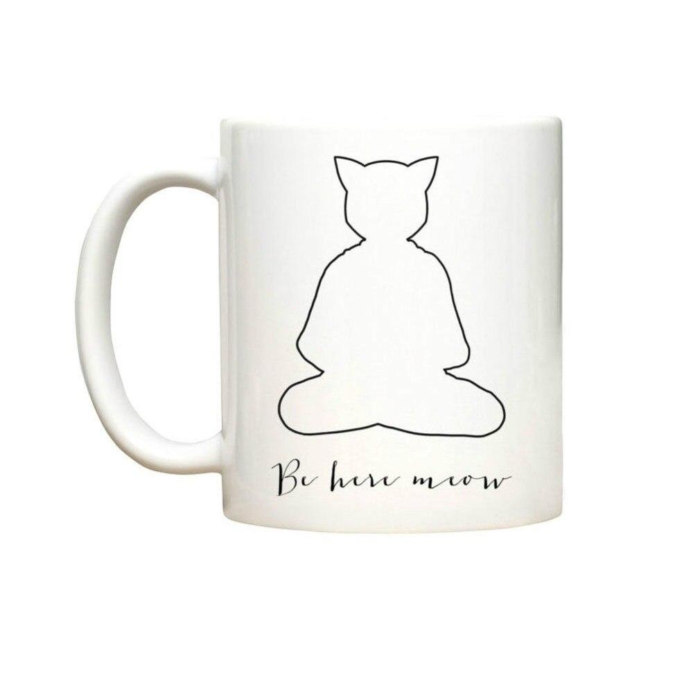 Mug de yoga « Be Here Meow » - Cadeau de voyage - Tasse à bière - Décoration intérieure - Mug à café en porcelaine - Verre à boisson - Mug blanc laiteux
