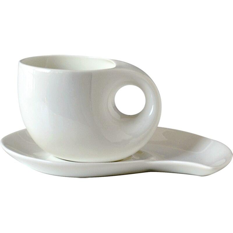 Ensemble tasse et soucoupe à café en céramique blanche. Porcelaine fine blanche unie, tasses originales et fines, motif goutte d'eau créatif pour le bureau.