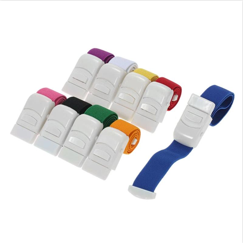 1 garrot médical coloré à boucle à dégagement rapide pour usage général, idéal pour les urgences sportives et de premiers secours en extérieur.